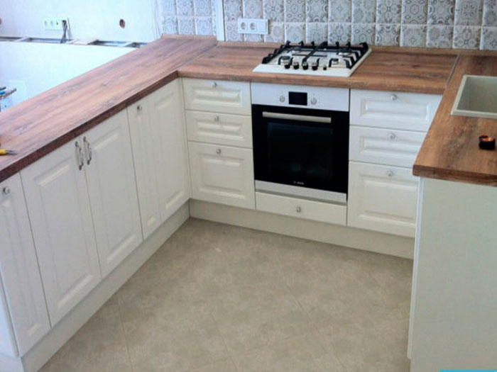 белая кухня из массива